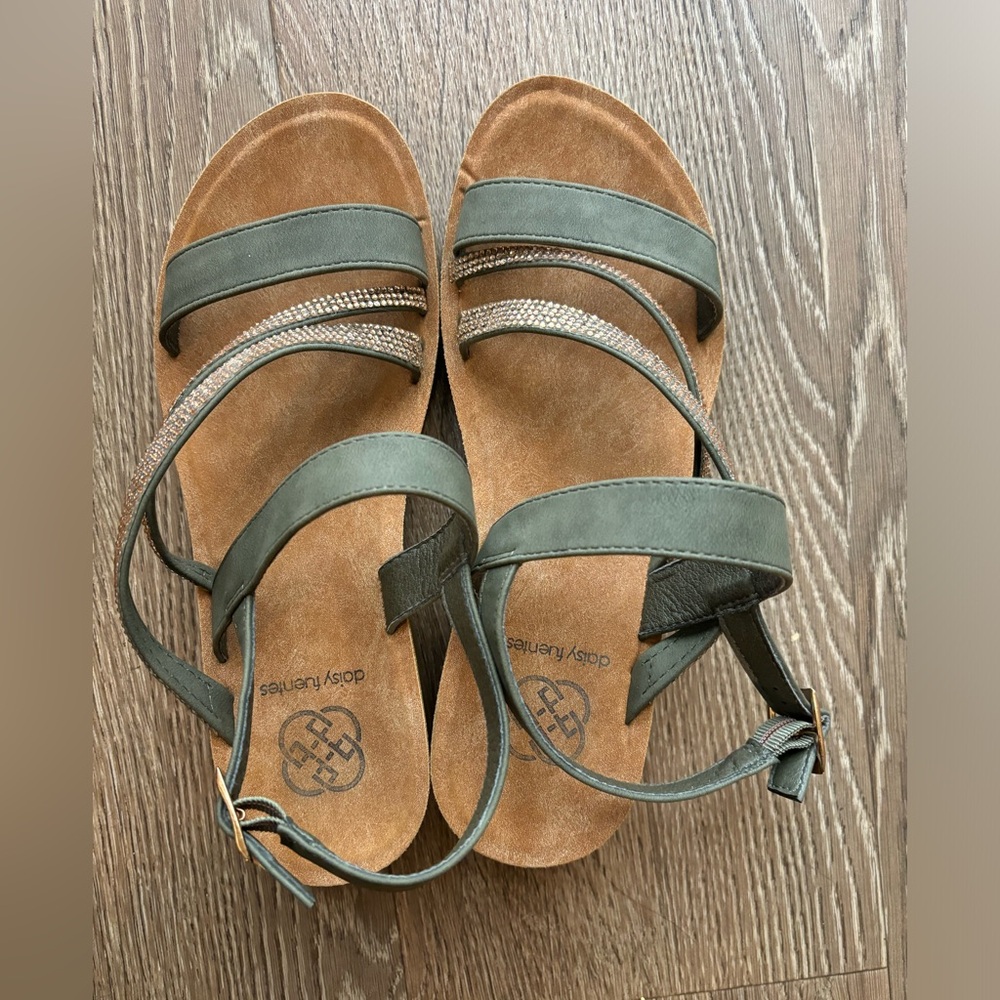 Daisy Fuentes sandals size 6.5M- Great condition